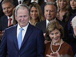 Naproti tomu jejich p�edch�dci George W. Bush a Laura Bushová uvázli na prahu...