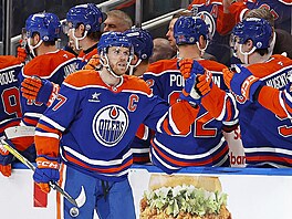 Connor McDavid (97) slaví gól se spoluhrá�i z Edmonton Oilers.
