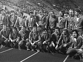 �eskosloven�tí fotbalisté se zlatými medailemi za vít�zství ve finále...