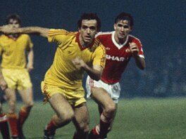 Ladislav Vízek v dresu Dukly Praha prochází obranou Manchesteru United b�hem...