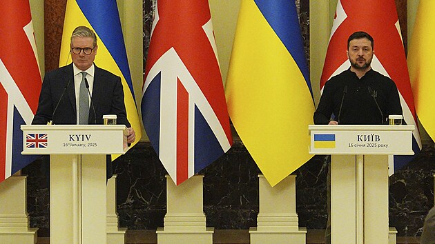 Britsk� premi�r Keir Starmer a ukrajinsk� prezident Volodymyr Zelenskyj na spole�n� tiskov� konferenci v Kyjev� (16. ledna 2025)

