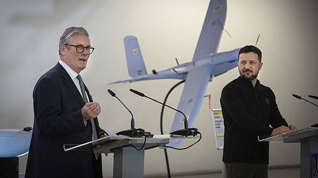 Britsk� premi�r Keir Starmer a ukrajinsk� prezident Volodymyr Zelenskyj si prohl�� ukrajinsk� drony. (16. ledna 2025)
