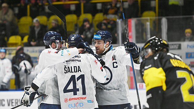 Plze� slav� g�l v Litv�nov�, vpravo kapit�n Jakub Lev, z�dy st�elec Radim �alda.