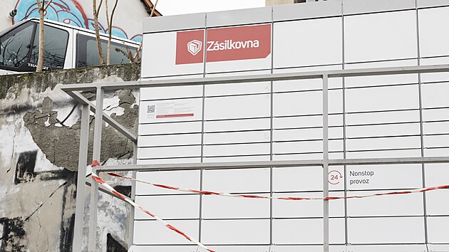 Betonov� z�klad pro nov� v�dejn� box vznikl uprost�ed star�ch schod�.