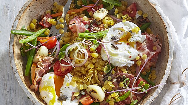 lutá oka na kyselo se zasteným vejcem