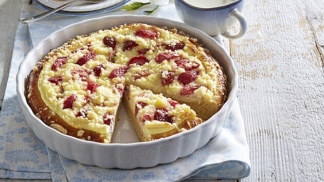 Kynutý tvarohový kolá s jahodami a rebarborou