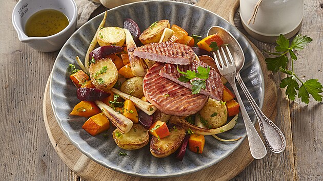 Teplý salát s hamsteakem