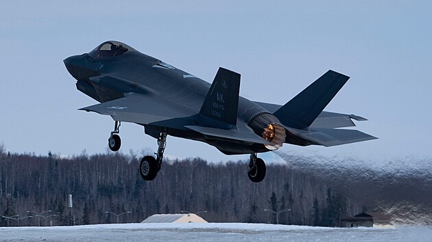 Letoun F-35 na Eielsonov leteck zkladn na Aljace (18. dubna 2023)