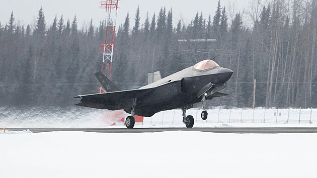 Letoun F-35 na Eielsonov leteck zkladn na Aljace (14. bezna 2024)