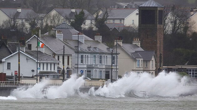 Vlnobit� v Carnlough v Severn�m Irsku pot�,mco oblast zas�hla bou�e �owyn (24. ledna 2025)