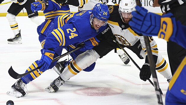 Pavel Zacha z Boston Bruins a Dylan Cozens z Buffalo Sabres se p�etla�uj� po vhazov�n�.