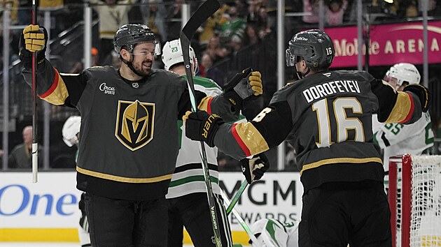 Tom� Hertl a Pavel Dorofjev z Vegas Golden Knights se raduj� z trefy proti Dallas Stars.