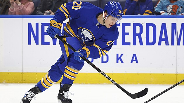 Ji�� Kulich z Buffalo Sabres si zpracov�v� puk v z�pase s Boston Bruins.