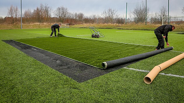 V trninkovm arelu Sloit vymuje eskobudjovick Dynamo st umlho povrchu na jednom z hi.