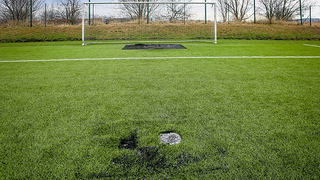 V trninkovm arelu Sloit vymuje eskobudjovick Dynamo st umlho povrchu na jednom z hi.