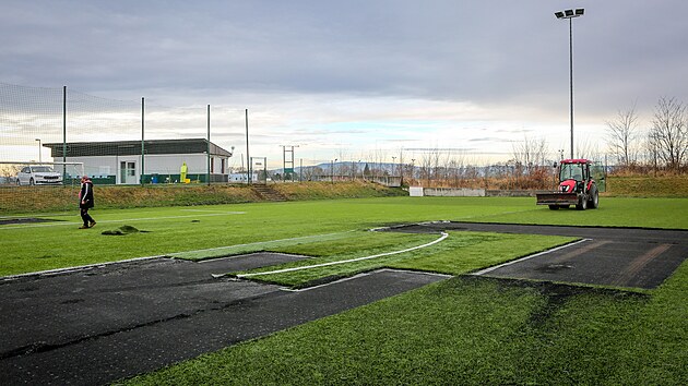 V trninkovm arelu Sloit vymuje eskobudjovick Dynamo st umlho povrchu na jednom z hi.