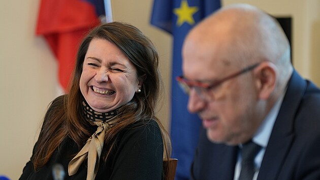 Tiskov� konference ministerstva �kolstv� a organizace Cermat k leto�n�m p�ij�mac�m zkou�k�m na st�edn� �koly. Na sn�mku ministr �kolstv� Mikul� Bek a �editelka Cermatu Barbora Ros�lkov�. (21. ledna 2025)