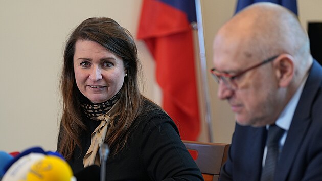 Tiskov konference ministerstva kolstv a organizace Cermat k letonm pijmacm zkoukm na stedn koly. Na snmku ministr kolstv Mikul Bek a editelka Cermatu Barbora Roslkov. (21. ledna 2025)
