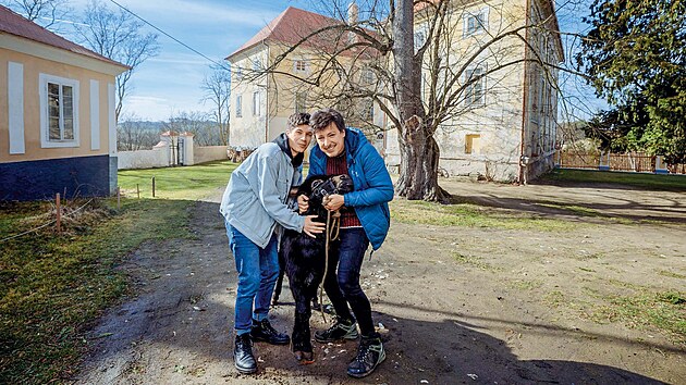 Zmek Oseany na Pbramsku si spolu v roce 2018 koupili za dvanct milion korun bval pedseda Strany zelench Matj Stropnick a jeho tehdej partner herec Daniel Krejk. Ten se po jejich rozchodu ped rokem odsthoval.