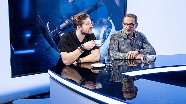 Hosty po�adu Rozst�el jsou herec Filip Franti�ek �ervenka (vlevo) a kreativn� producent Studny
Michal Proke�.