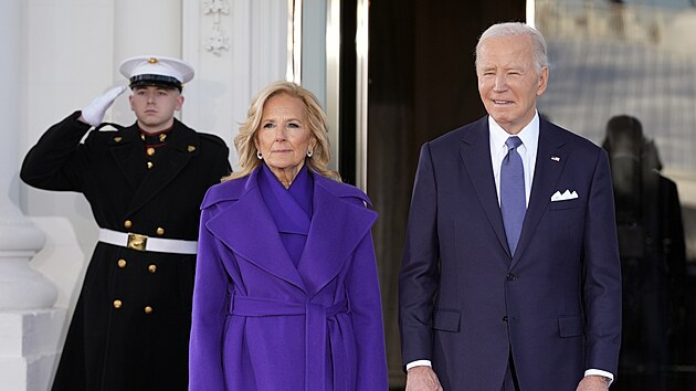 Prezident Joe Biden a prvn dma Jill Bidenov vychzej pivtat viceprezidentku Kamalu Harrisovou a Douga Emhoffa pi jejich pondlnm pjezdu do Blho domu. (20. ledna 2025)