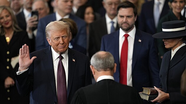 Donald Trump skl�d� p��sahu v den sv� prezidentsk� inaugurace v Rotund� Kapitolu USA ve Washingtonu. (20. ledna 2025)