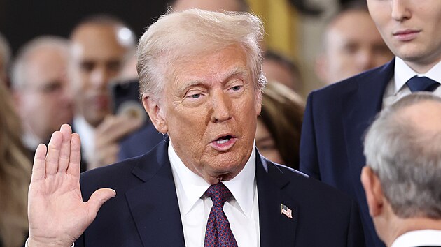 Donald Trump skl�d� p��sahu v den sv� prezidentsk� inaugurace v Rotund� Kapitolu USA ve Washingtonu. (20. ledna 2025)