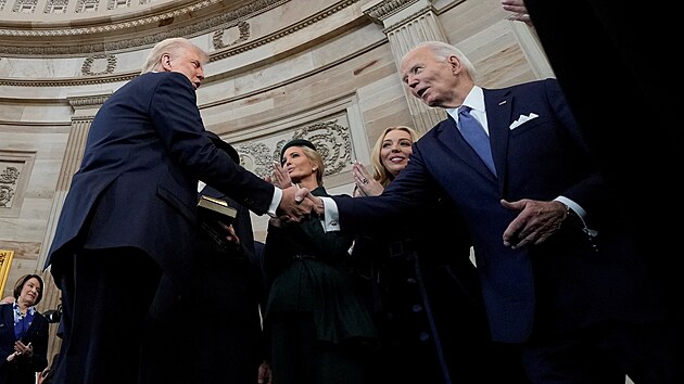 Prezident Donald Trump (vlevo) si pot��s� rukou s b�val�m prezidentem Joe Bidenem pot�, co slo�il p��sahu. (20. ledna 2025)