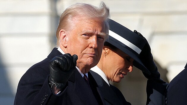 Americk prezident Donald Trump gestikuluje vedle prvn dmy USA Melanie Trumpov, kdy opout budovu americkho Kapitolu. (20. ledna 2025)