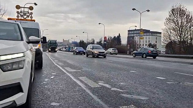 Na prtahu Olomouc na most Velkomoravsk, kudy denn projede a 40 tisc aut, se objevila neplnovan sten uzavrka, rozbil se tam mostn zvr.