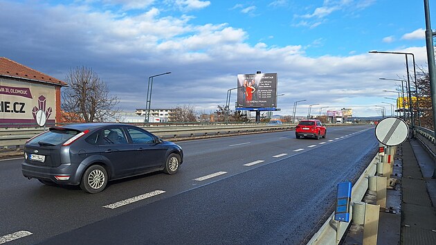 Na prtahu Olomouc na most Velkomoravsk, kudy denn projede a 40 tisc aut, se objevila neplnovan sten uzavrka, rozbil se tam mostn zvr.