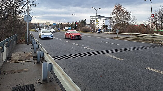 Na prtahu Olomouc na most Velkomoravsk, kudy denn projede a 40 tisc aut, se objevila neplnovan sten uzavrka, rozbil se tam mostn zvr.