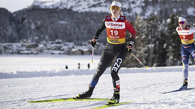Ly�a�ka Kate�ina Janatová v pr�b�hu závodu na 20 km voln� ve �výcarském...