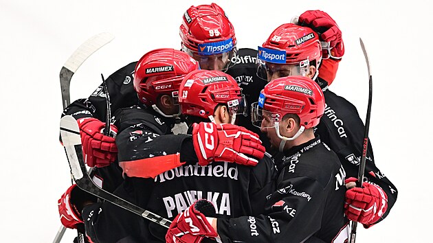 Hr��i Hradce Kr�lov� slav� g�l do v�tkovick� br�ny.