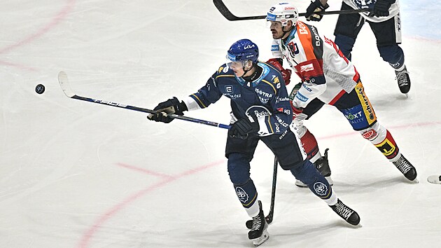 Kladensk� Tom� Vandas se natahuje pro puk p�ed pardubick�m Milo�em Kelemenem.