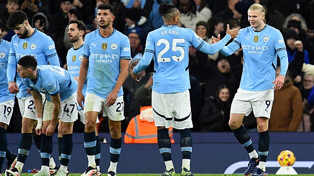 Erling Haaland z Manchesteru City slaví se spoluhrá�i gól v utkání proti...
