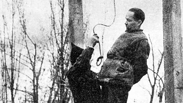Poprava velitele Osv�timi Rudolfa H�sse v roce 1947. Byl ob�en vedle t�borov�ho krematoria.