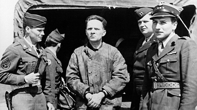 Pol�t� partyz�ni zat�kaj� Rudolfa H�sse. (1945)