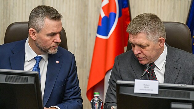 Slovensk� prezident Peter Pellegrini a p�edseda vl�dy Robert Fico b�hem mimo��dn�ho zased�n� Bezpe�nostn� rady v Bratislav�. (23. ledna 2025)
