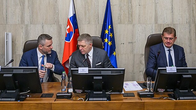 Slovensk� prezident Peter Pellegrini a p�edseda vl�dy Robert Fico b�hem mimo��dn�ho zased�n� Bezpe�nostn� rady v Bratislav�. (23. ledna 2025)