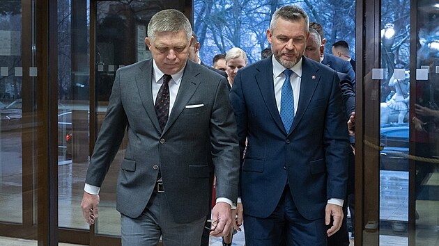 Slovensk� prezident Peter Pellegrini a p�edseda vl�dy Robert Fico b�hem mimo��dn�ho zased�n� Bezpe�nostn� rady v Bratislav�. (23. ledna 2025)