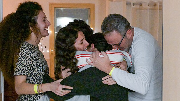 Propu�t�n� Romi Gonenov� obj�m� sv� bl�zk� v l�ka�sk�m centru v Izraeli. (19. ledna 2025)