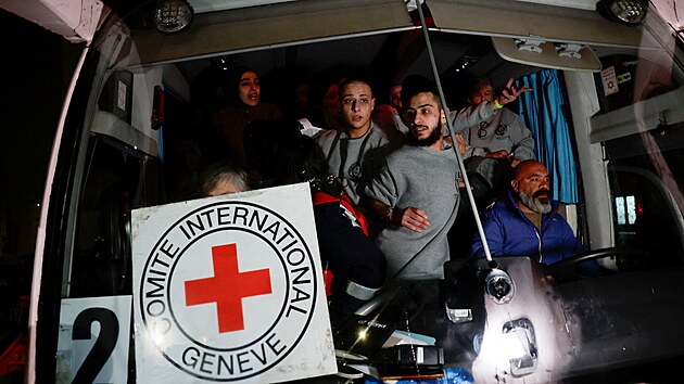 Osvobozen� palestin�t� v�zni jedou v autobuse na Z�padn�m b�ehu Jord�nu. (20. ledna 2025)