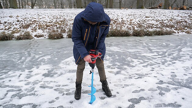 Dry v ledu, kter mus bt siln alespo 10 centimetr, pipravuje personl rybstv pomoc akuvrtku.