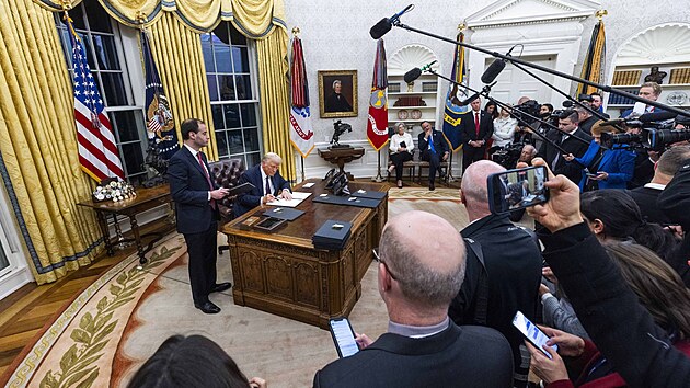 Donald Trump p�i podpisu prvn�ch exekutivn�ch p��kaz�, na sn�mku je patrn� aktu�ln� podoba Ov�ln� pracovny. (21. ledna 2025)