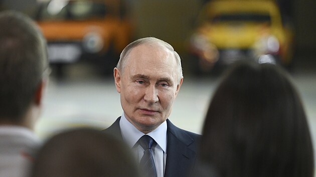 Rusk� prezident Vladimir Putin se v �ter� 28. ledna 2025 setkal se zam�stnanci b�hem n�v�t�vy z�vodu na v�robu automobil� AvtoVAZ ve m�st� Togliatti, region Samara, Rusko.