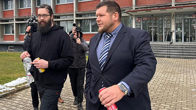 Ji Lobotka v doprovodu svho advokta opout budovu Krajskho soudu v st nad Labem. Po vce ne roce a pl ve vazb se dostal na svobodu. (24. ledna 2025)