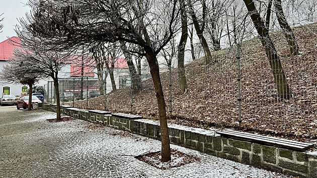 Neudrovanou zele nad historickmi sklepy v Jirkov nahrad nov park. (leden 2025)