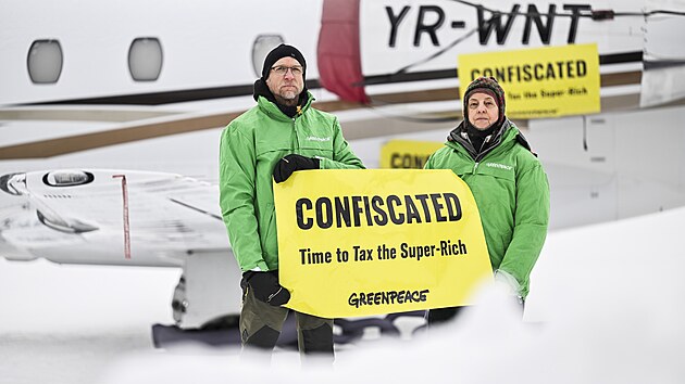 �Zabaveno�. Aktivist� Greenpeace protestuj�c� p�ed soukrom�m letadlem b�hem zased�n� Sv�tov�ho ekonomick�ho f�ra v Davosu. (22. ledna 2025)