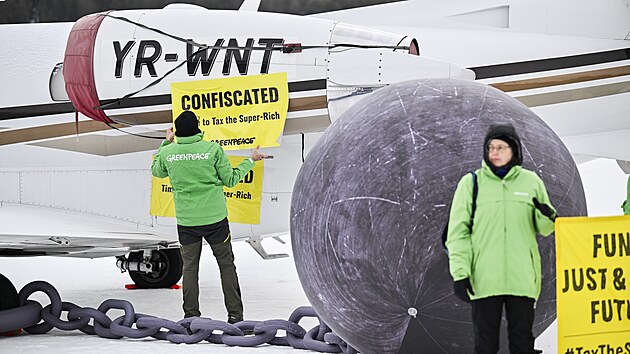 Aktivist� Greenpeace protestuj�c� p�ed soukrom�m letadlem b�hem zased�n� Sv�tov�ho ekonomick�ho f�ra v Davosu. (22. ledna 2025)